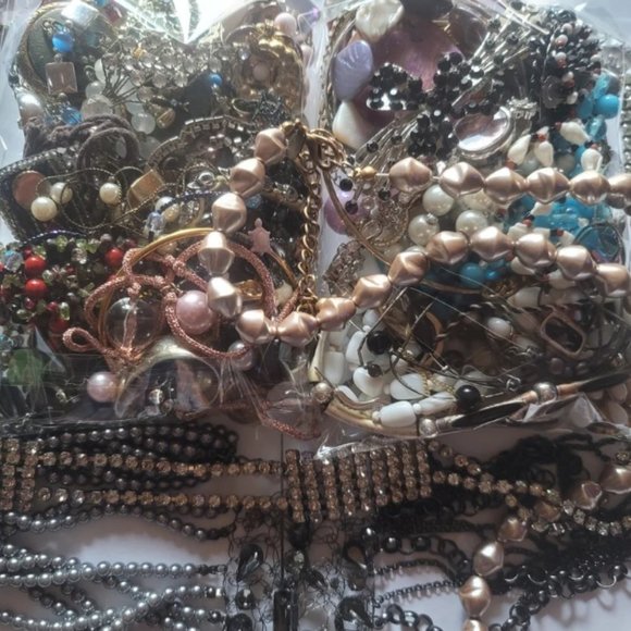 1 Pound Vintage to Modern Broken Jewelry Lot Harvest DIY Rhinestone Crafts Chain - Picture 2 of 4